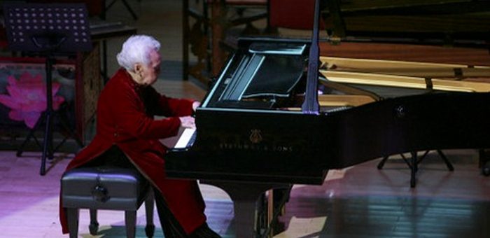 NSND Thái Thị Liên 99 tuổi biểu diễn Piano